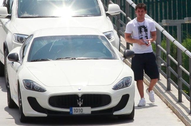 Ozil Or Messi  Who Drives The Better Cars?