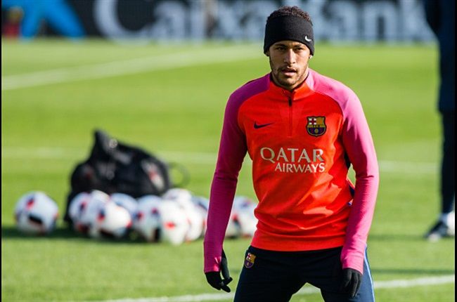 Neymar Takes Part In Epic Mannequin Challenge!