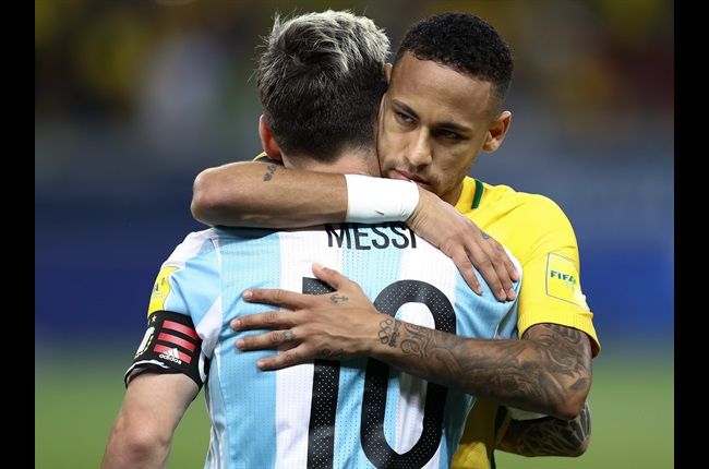 Neymar Hangs Out With Brazilian Ronaldo While Messi Faces Biggest Challenge