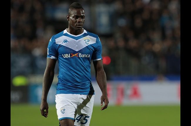 Angry Mario Balotelli Kicks Camera After Being Substituted