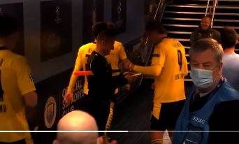Linesman asks Erling Haaland for his autograph 