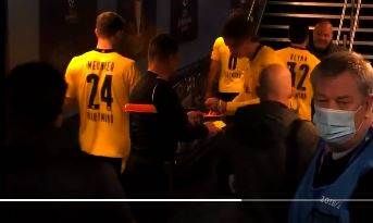 Linesman asks Erling Haaland for his autograph 
