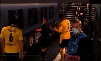 Linesman asks Erling Haaland for his autograph 