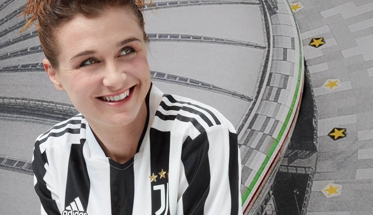 Juventus 2021/22 home shirt 
