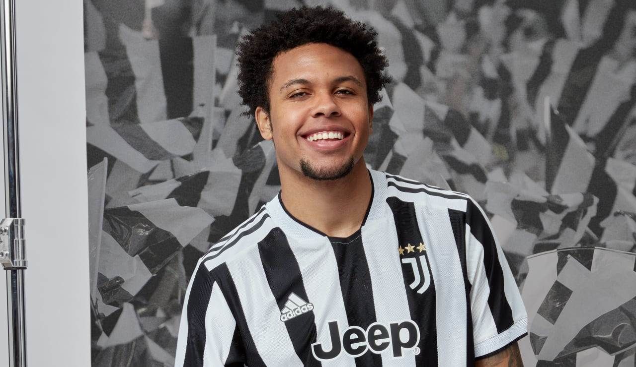 Juventus 2021/22 home shirt 