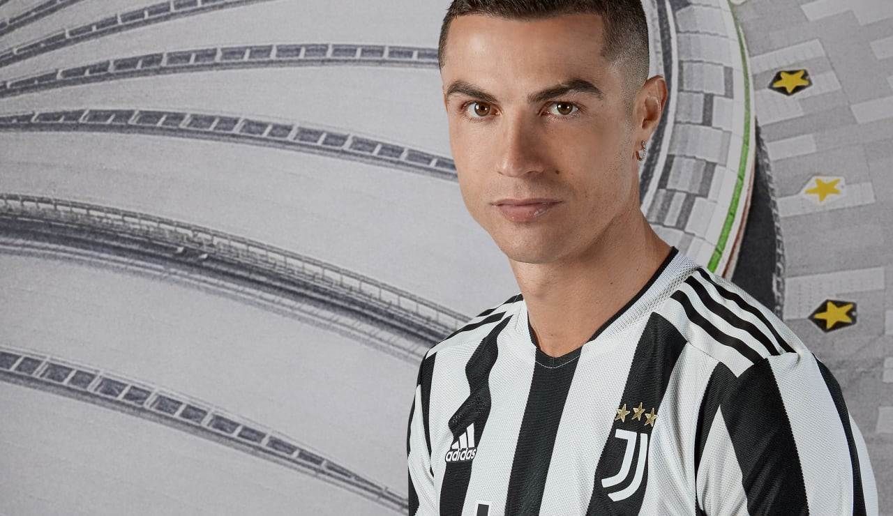 Juventus 2021/22 home shirt 