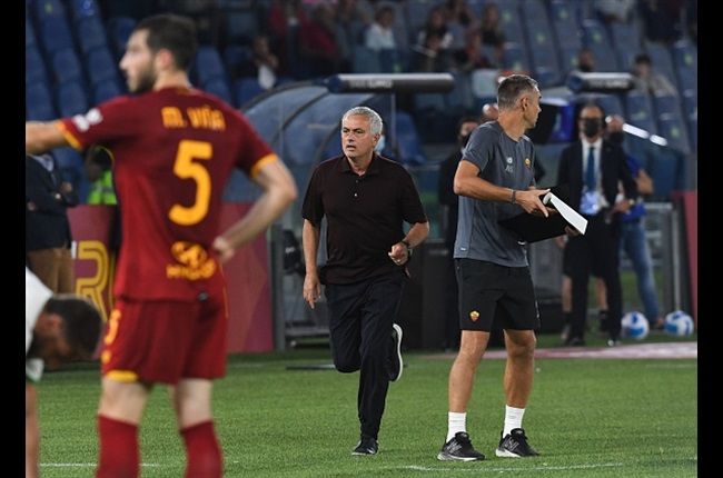 Jose Mourinho Celebrates Wildly With Players & Fans