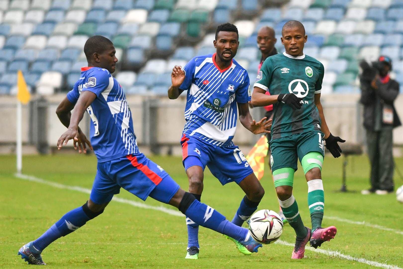 Lucky Baloyi (centre).