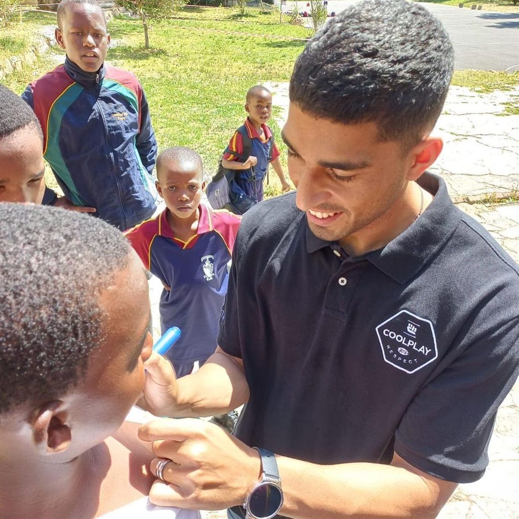 Travis Graham signing autographs for the learners 