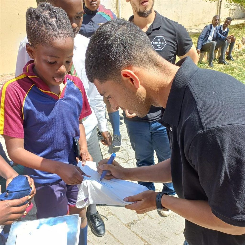 Travis Graham signing autographs for the learners 