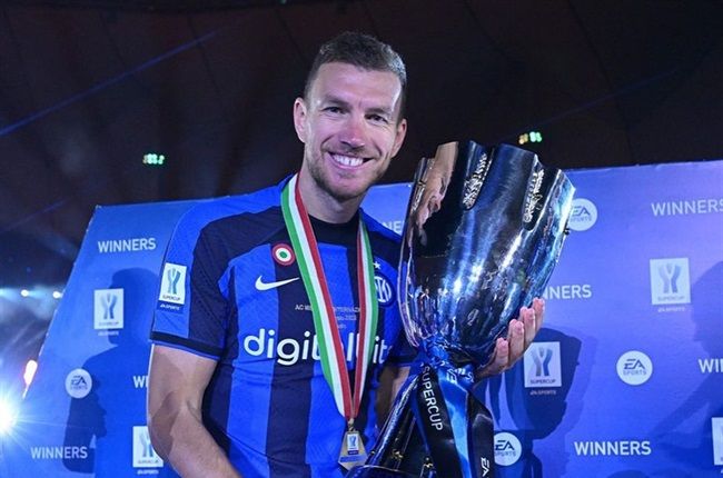 Edin Dzeko Presented With MOTM Item