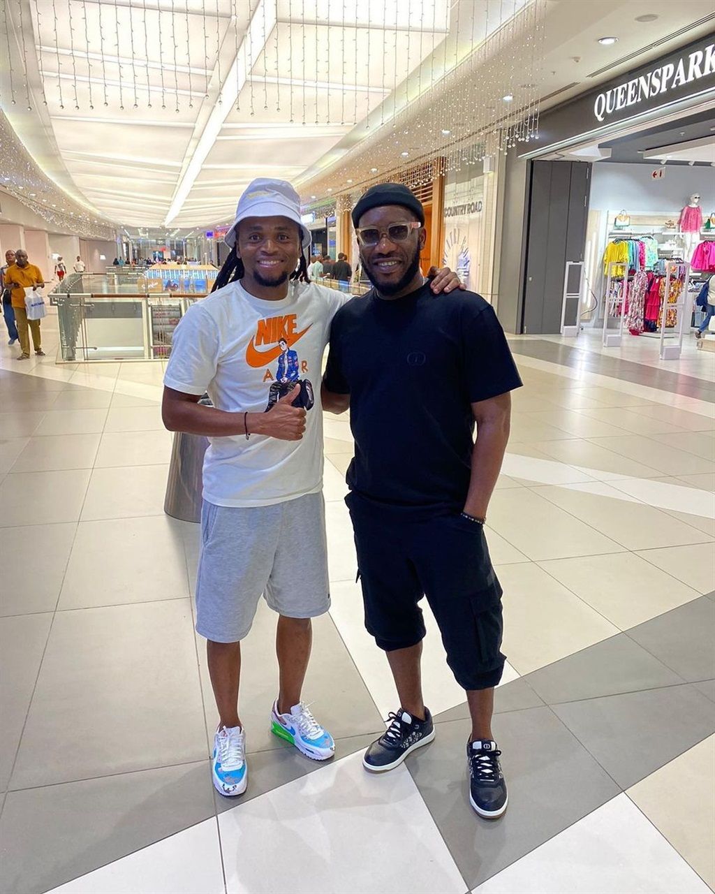 Kaizer Chiefs legend Siphiwe Tshabalala with Niger